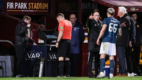Late Celtic penalty shocks Scottish title race