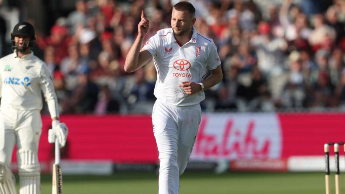 England edge closer to victory over New Zealand as wickets tumble again on day two