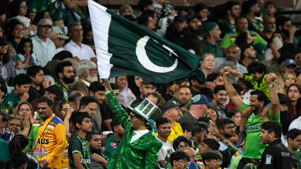 Pakistan U19 Cricketers Mistaken for Asylum Seekers During UK Anti-Migrant Protest Pakistan U19 Cricketers Mistaken for Asylum Seekers During UK Anti-Migrant Protest