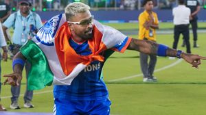 ಧ್ವಜ ಹೊತ್ತುಕೊಂಡು ಗೆಳತಿಯೊಂದಿಗೆ ಮಲಗಿದ್ದ ಹಾರ್ದಿಕ್‌ಗೆ ಸಂಕಷ್ಟ