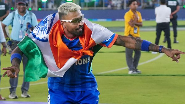 ಧ್ವಜ ಹೊತ್ತುಕೊಂಡು ಗೆಳತಿಯೊಂದಿಗೆ ಮಲಗಿದ್ದ ಹಾರ್ದಿಕ್‌ಗೆ ಸಂಕಷ್ಟ