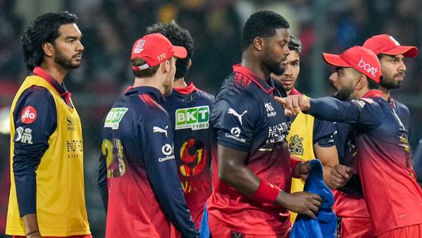 ಟ್ರೋಫಿ ಉಳಿಸಿಕೊಳ್ಳುವ ಅಭಿಯಾನದ ಮೊದಲ ಗೆಲುವನ್ನು ಇವರಿಗೆ ಅರ್ಪಿಸಿದ RCB