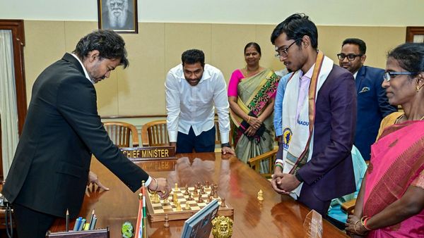 ತಮಿಳುನಾಡು ಸಿಎಂ ವಿಜಯ್‌ಗೆ, ಪ್ರಜ್ಞಾನಂದ್ ಚೆಕ್‌ಮೀಟ್‌; 50 ಲಕ್ಷ ಬಹುಮಾನ