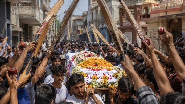 ರೋಹಿತ್‌ ಅಕಾಲಿಕ ನಿಧನ; ಬ್ಯಾಟ್, ಬಾಲ್ ಹಿಡಿದು ನೆಚ್ಚಿನ ಆಟಗಾರನಿಗೆ ಕಣ್ಣೀರಿನ ವಿದಾಯ