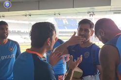 IND vs NZ: ಭಾರತ ತಂಡದ ಡ್ರೆಸ್ಸಿಂಗ್ ರೂಂಗೆ ದಿಢೀರ್ ಭೇಟಿ ನೀಡಿದ ಎಂಎಸ್ ಧೋನಿ; ವಿಡಿಯೋ 
