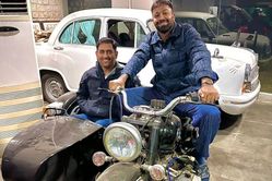  Ind vs Nz 1st T20: ರಾಂಚಿಯಲ್ಲಿ ಧೋನಿಯನ್ನು ಭೇಟಿಯಾದ ಪಾಂಡ್ಯ ಹೇಳಿದ್ದೇನು?