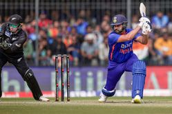 IND vs NZ: 42ನೇ ಅಂತಾರಾಷ್ಟ್ರೀಯ ಶತಕ ಬಾರಿಸಿದ ರೋಹಿತ್ ಶರ್ಮಾ; ಸಕ್ರಿಯ ಆಟಗಾರರ ಪೈಕಿ ಜಂಟಿ 4ನೇ ಸ್ಥಾನ 