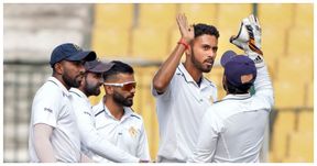 ರಣಜಿ ಟ್ರೋಫಿ: ಉತ್ತರಾಖಂಡ್ ವಿರುದ್ಧ ಗೆಲುವಿನ ಸನಿಹದಲ್ಲಿ ಕರ್ನಾಟಕ: Live ಸ್ಕೋರ್ ರಣಜಿ ಟ್ರೋಫಿ: ಉತ್ತರಾಖಂಡ್ ವಿರುದ್ಧ ಗೆಲುವಿನ ಸನಿಹದಲ್ಲಿ ಕರ್ನಾಟಕ: Live ಸ್ಕೋರ್