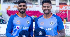 IND vs AUS 1st Test: ಟೆಸ್ಟ್ ಕ್ರಿಕೆಟ್ಗೆ ಪದಾರ್ಪಣೆ ಮಾಡಿದ ಸೂರ್ಯಕುಮಾರ್, ಕೆಎಸ್ ಭರತ್; ಮರಳಿದ ಜಡೇಜಾ IND vs AUS 1st Test: ಟೆಸ್ಟ್ ಕ್ರಿಕೆಟ್ಗೆ ಪದಾರ್ಪಣೆ ಮಾಡಿದ ಸೂರ್ಯಕುಮಾರ್, ಕೆಎಸ್ ಭರತ್; ಮರಳಿದ ಜಡೇಜಾ