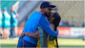Ind Vs Aus 1st Test: ಚೊಚ್ಚಲ ಅಂತಾರಾಷ್ಟ್ರೀಯ ಟೆಸ್ಟ್ ಪಂದ್ಯವನ್ನಾಡಲು ಹೊರಟ ಮಗನಿಗೆ ತಾಯಿಯ ಅಪ್ಪುಗೆ