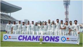 Ranji Trophy 2022-23: ಬಂಗಾಳವನ್ನು ಮಣಿಸಿ ರಣಜಿ ಟ್ರೋಫಿ ಚಾಂಪಿಯನ್ ಪಟ್ಟ ಅಲಂಕರಿಸಿದ ಸೌರಾಷ್ಟ್ರ Ranji Trophy 2022-23: ಬಂಗಾಳವನ್ನು ಮಣಿಸಿ ರಣಜಿ ಟ್ರೋಫಿ ಚಾಂಪಿಯನ್ ಪಟ್ಟ ಅಲಂಕರಿಸಿದ ಸೌರಾಷ್ಟ್ರ