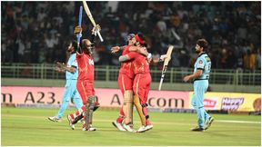 CCL 2023: ಭೋಜ್ಪುರಿ ದಬಂಗ್ಸ್ ವಿರುದ್ಧ ಭರ್ಜರಿ ಜಯ : 4ನೇ ಬಾರಿ ಟ್ರೋಫಿ ಗೆದ್ದ ತೆಲುಗು ವಾರಿಯರ್ಸ್ CCL 2023: ಭೋಜ್ಪುರಿ ದಬಂಗ್ಸ್ ವಿರುದ್ಧ ಭರ್ಜರಿ ಜಯ : 4ನೇ ಬಾರಿ ಟ್ರೋಫಿ ಗೆದ್ದ ತೆಲುಗು ವಾರಿಯರ್ಸ್