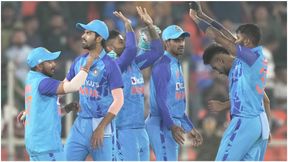 ಟೆಸ್ಟ್ ತಂಡಕ್ಕೆ ಮರಳಲಿದ್ದಾರಾ ಸ್ಟಾರ್ ಆಲ್ರೌಂಡರ್? ಮಾತುಕತೆಗೆ ಮುಂದಾದ ಬಿಸಿಸಿಐ ಟೆಸ್ಟ್ ತಂಡಕ್ಕೆ ಮರಳಲಿದ್ದಾರಾ ಸ್ಟಾರ್ ಆಲ್ರೌಂಡರ್? ಮಾತುಕತೆಗೆ ಮುಂದಾದ ಬಿಸಿಸಿಐ
