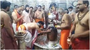 ಮಹಾಕಾಳೇಶ್ವರ ದೇವಸ್ಥಾನಕ್ಕೆ ಭೇಟಿ ನೀಡಿದ ವಿರಾಟ್ ಕೊಹ್ಲಿ-ಅನುಷ್ಕಾ ಶರ್ಮಾ 