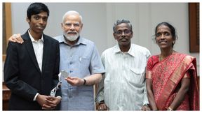 ಪ್ರಧಾನಿ ನರೇಂದ್ರ ಮೋದಿಯನ್ನು ಭೇಟಿ ಮಾಡಿದ ಗ್ರ್ಯಾಂಡ್ಮಾಸ್ಟರ್ ಪ್ರಜ್ಞಾನಂದ ಪ್ರಧಾನಿ ನರೇಂದ್ರ ಮೋದಿಯನ್ನು ಭೇಟಿ ಮಾಡಿದ ಗ್ರ್ಯಾಂಡ್ಮಾಸ್ಟರ್ ಪ್ರಜ್ಞಾನಂದ