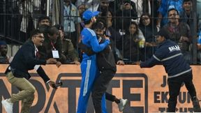 IND vs AFG: ಮೈದಾನಕ್ಕೆ ನುಗ್ಗಿ ವಿರಾಟ್ ಕೊಹ್ಲಿ ಕಾಲಿಗೆ ಬಿದ್ದ ಅಭಿಮಾನಿಯನ್ನು ಬಂಧಿಸಿದ ಪೊಲೀಸರು IND vs AFG: ಮೈದಾನಕ್ಕೆ ನುಗ್ಗಿ ವಿರಾಟ್ ಕೊಹ್ಲಿ ಕಾಲಿಗೆ ಬಿದ್ದ ಅಭಿಮಾನಿಯನ್ನು ಬಂಧಿಸಿದ ಪೊಲೀಸರು