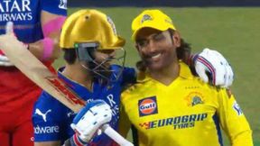 IPL 2024: RCB vs CSK ಪಂದ್ಯದ ಮಧ್ಯೆ ಹೃದಯಸ್ಪರ್ಶಿ ಕ್ಷಣ ಹಂಚಿಕೊಂಡ ಕೊಹ್ಲಿ-ಧೋನಿ IPL 2024: RCB vs CSK ಪಂದ್ಯದ ಮಧ್ಯೆ ಹೃದಯಸ್ಪರ್ಶಿ ಕ್ಷಣ ಹಂಚಿಕೊಂಡ ಕೊಹ್ಲಿ-ಧೋನಿ