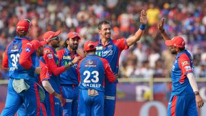 IPL 2025: ಐದು ವಿಕೆಟ್ ಉರುಳಿಸಿ ಇತಿಹಾಸ ನಿರ್ಮಿಸಿದ ಮಿಚೆಲ್ ಸ್ಟಾರ್ಕ್