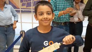 Virat Kohli: ಕೊನೆಗೂ ಕಾದು ಕುಳಿತ ಪುಟ್ಟ ಅಭಿಮಾನಿಗೆ ಸಿಕ್ತು ವಿರಾಟ್ ಕೊಹ್ಲಿ ಆಟೋಗ್ರಾಫ್