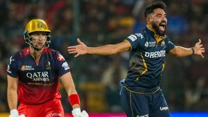 RCB vs GT IPL 2025: ಆರ್‌ಸಿಬಿ ಮಾಜಿ ವೇಗಿಯ ಆರ್ಭಟ: ಗುಜರಾತ್‌ ಗೆಲುವಿಗೆ 170 ರನ್‌ ಗುರಿ 