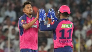 ರಾಯಲ್ಸ್ ಸೋತ ಬೆನ್ನಲ್ಲೆ ಸಂಜು ಸ್ಯಾಮ್ಸನ್‌ ಜೇಬಿಗೆ ಕತ್ತರಿ: 24 ಲಕ್ಷ ದಂಡ