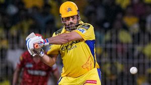  RCB ವಿರುದ್ಧ ಒಂದು ಸಿಕ್ಸರ್ ಬಾರಿಸುತ್ತಿದ್ದಂತೆ ದಾಖಲೆ ಬರೆದ ಎಂಎಸ್ ಧೋನಿ 