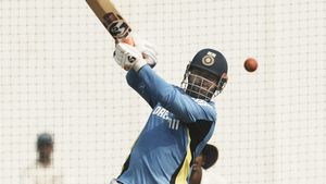 Rishabh Pant: ಅಭ್ಯಾಸದ ವೇಳೆ ರಿಷಭ್‌ ಪಂತ್ ಅಬ್ಬರ: ಚೆಂಡು ಬಡೆದು ಮೇಲ್ಛಾವಣಿಗೆ ಹಾನಿ