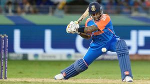 ಇನ್ನು 2 ಸಿಕ್ಸರ್ ಬಾರಿಸುತ್ತಲೇ ದಾಖಲೆ ಬರೆಯಲಿರುವ ಸೂರ್ಯ