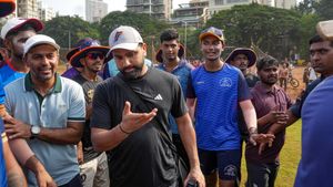 ಹಿಟ್‌ಮ್ಯಾನ್‌ ಆಸ್ಟ್ರೇಲಿಯಾ ಪ್ರವಾಸಕ್ಕೆ ಸಮರಾಭ್ಯಾಸ : ತನ್ನದೆ ಕಾರಿಗೆ ಚೆಂಡು ಬಾರಿಸಿದ ರೋಹಿತ್‌ 