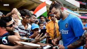 ಚೇಸಿಂಗ್ ಸ್ಟಾರ್ ವಿರಾಟ್ ಆಟೋಗ್ರಾಫ್ ಸಿಕ್ಕಿದ್ದಕ್ಕೆ ಕುಣಿದು ಉರುಳಾಡಿದ ಪುಟ್ಟ ಪೋರ: ವಿಡಿಯೋ ವೈರಲ್