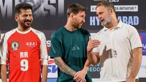 ಹೈದರಾಬಾದ್‌ನಲ್ಲಿ ಮೆಸ್ಸಿ ಮೇನಿಯಾ: ರಾಹುಲ್‌ಗೆ ಜೆರ್ಸಿ ನೀಡಿದ ಮೆಸ್ಸಿ 