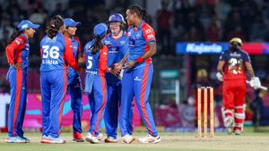 RCB ಅಜೇಯ ಓಟಕ್ಕೆ ಬ್ರೇಕ್ ಹಾಕಿದ ಡೆಲ್ಲಿ ಕ್ಯಾಪಿಟಲ್ಸ್ 