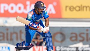 ರೋಹಿತ್ ಶರ್ಮಾ 2 ಸಿಕ್ಸರ್ ಬಾರಿಸುತ್ತಲೇ ದಾಖಲೆ