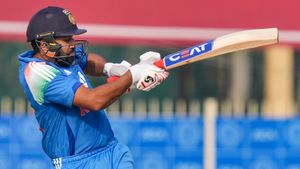 1 ಶತಕ, 2 ಸಿಕ್ಸರ್‌ ಬಾರಿಸುತ್ತಲೇ ರೋಹಿತ್‌ ಶರ್ಮಾ ದಾಖಲೆ
