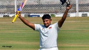 Sarfaraz Khan: ದ್ವಿಶತಕ ಬಾರಿಸಿ ಅಬ್ಬರಿಸಿದ ಸರ್ಫರಾಜ್ ಖಾನ್: 19 ಬೌಂಡರಿ, 9 ಸಿಕ್ಸರ್‌