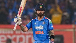 Virat Kohli ಒಂದು ಶತಕ ಬಾರಿಸುತ್ತಲೇ ದಾಖಲೆ