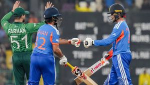 ಅಬಿಷೇಕ್‌ ಶರ್ಮಾ ಔಟ್‌: ಭಾರತಕ್ಕೆ ಆರಂಭಿಕ ಆಘಾತದ ನಡುವೆಯೂ ಪಾಕ್‌ ಬೌಲರ್‌ಗಳ ಬೆವರಿಳಿಸಿದ ಇಶಾನ್ ಕಿಶನ್ 