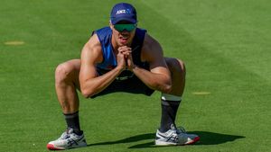 Mark Chapman, ಮಿಚಲ್‌ ಹಿಡಿದ ಕ್ಯಾಚ್‌ ಪದೆ ಪದೇ ನೋಡಬೇಕು