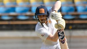 Ranji Trophy: ಕರ್ನಾಟಕದ ವೇಗದ ದಾಳಿಗೆ ಕುಸಿದ ಮುಂಬೈ: ದೇವದತ್ ಪಡೆಗೆ ಇನಿಂಗ್ಸ್‌ ಮುನ್ನಡೆ ಕನಸು 