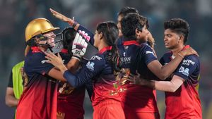 ಸತತ ಮೂರನೇ ಟ್ರೋಫಿ ಗೆದ್ದ RCB: ರಾತ್ರಿಯಿಡೀ ಸಂಭ್ರಮಾಚರಣೆ