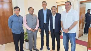 ಗೃಹ ಸಚಿವರನ್ನು ಭೇಟಿಯಾದ ವೆಂಕಟೇಶ್‌ ಪ್ರಸಾದ್‌, ಆರ್‌ಸಿಬಿ ಮ್ಯಾನೇಜ್ಮೆಂಟ್‌: ಗುಡ್‌ ನ್ಯೂಸ್‌ ಸಿಗುವ ಸಾಧ್ಯತೆ