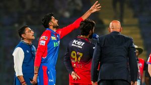 RCB vs DC: ಟಾಸ್‌ ಗೆದ್ದ ಡೆಲ್ಲಿ ಬೌಲಿಂಗ್ ಆಯ್ಕೆ: ಗ್ರೀನ್‌ ಜೆರ್ಸಿಯಲ್ಲಿ ಕಣಕ್ಕೆ ಇಳಿದ ಆರ್‌ಸಿಬಿ 