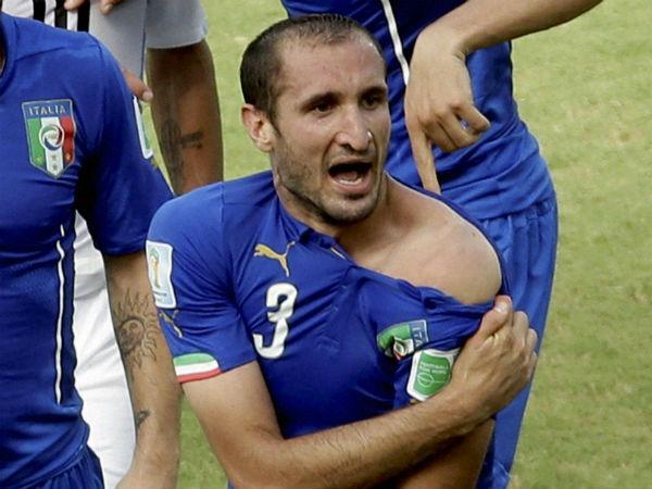 ರೆಫ್ರಿ ನೋಡ್ರಿ ಇಲ್ಲಿ ಹಲ್ಲಿನ ಗುರುತು