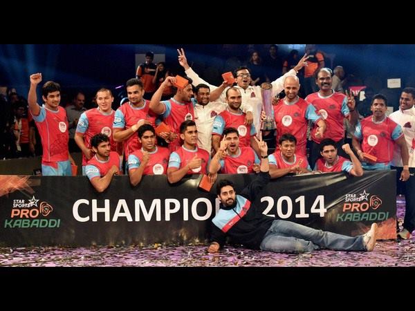 ಪಿಂಕ್ ಪ್ಯಾಂಥರ್ಸ್ ತಂಡ ಜೊತೆ ಅಭಿಷೇಕ್ ಬಚ್ಚನ್