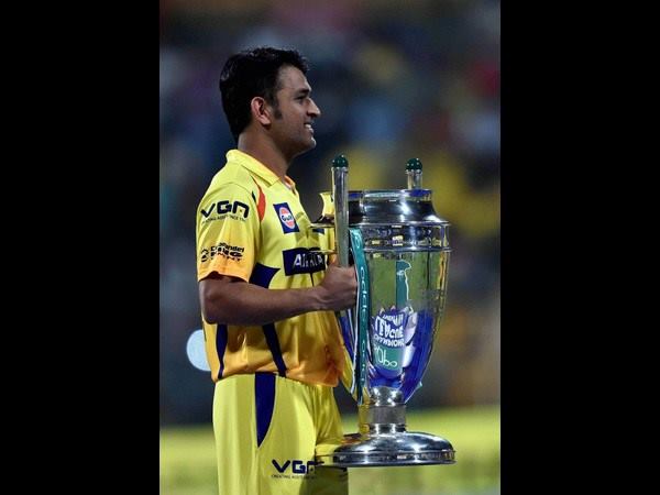 ಸಿಎಲ್ಟಿ 20 ಟ್ರೋಫಿ ಹಿಡಿದು ನಿಂತ ಧೋನಿ