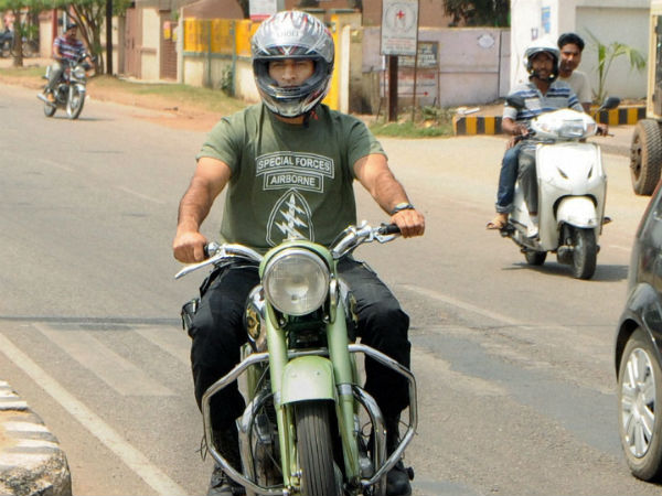 Dhoni fined Rs 500 for violating traffic rule in Ranchi