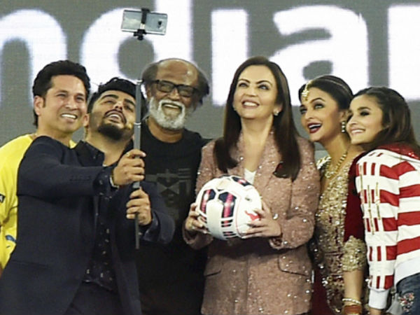 ತಾರೆಗಳ ಗುಂಪಿನ ಸೆಲ್ಫಿ