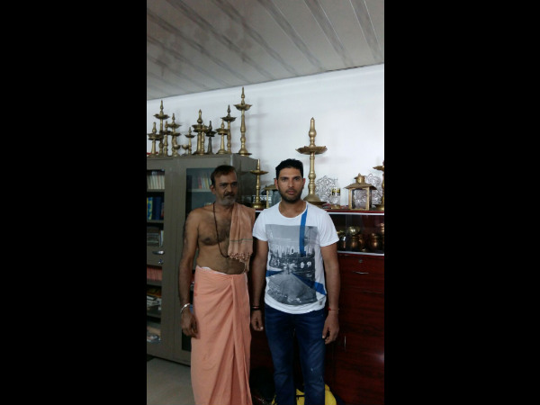 Yuvraj Singh along with Actress Hazel Keech visits Vanadurga Temple, Bantwal