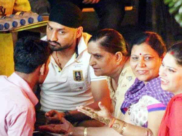 ಬಂಧು ಮಿತ್ರರೊಡನೆ ಹರ್ಭಜನ್ ಸಿಂಗ್