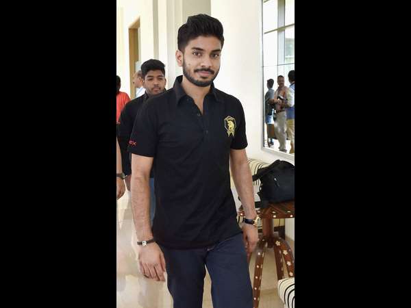 ಗುಜರಾತ್ ಲಯನ್ಸ್ 24 ಆಟಗಾರರು (17 ಭಾರತ, 7 ವಿದೇಶಿ)